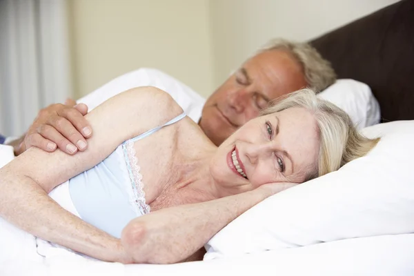 Seniorenpaar entspannt im Bett — Stockfoto