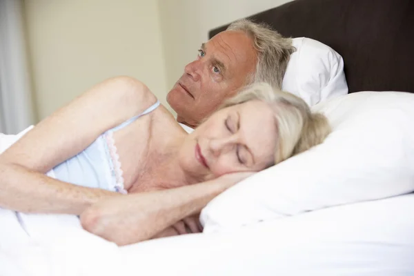 Seniorin mit besorgtem Ehemann im Bett — Stockfoto