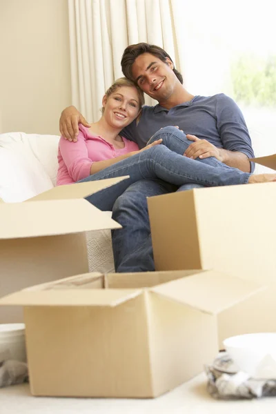 Jong koppel verhuizen naar nieuw huis — Stockfoto