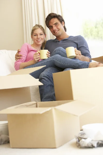 Giovane coppia trasferirsi in una nuova casa — Foto Stock