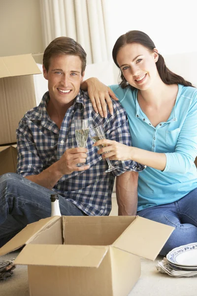 Jong koppel verhuizen naar nieuw huis — Stockfoto