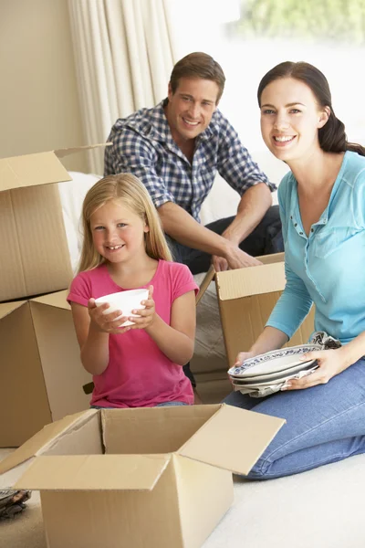 Family Moving Into New Home — Stock Photo, Image