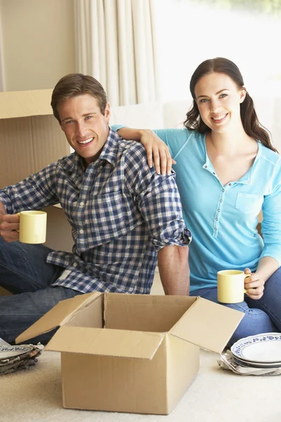 Couple Moving Into New Home — Stock Photo, Image