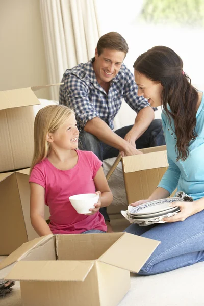 Family Moving Into New Home — Stock Photo, Image