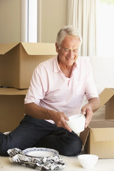 Senior Man verplaatsen Home — Stockfoto