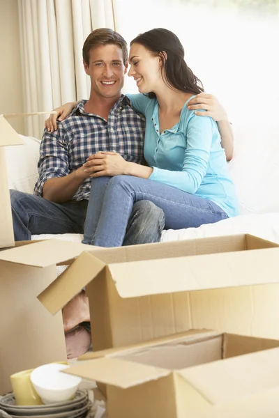 Casal jovem se movendo para uma nova casa — Fotografia de Stock