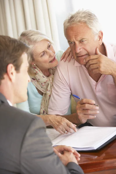 Senior koppel ontmoeting met financieel adviseur — Stockfoto