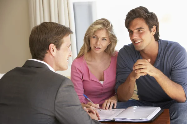 Ontmoeting met financieel adviseur (echt) paar — Stockfoto