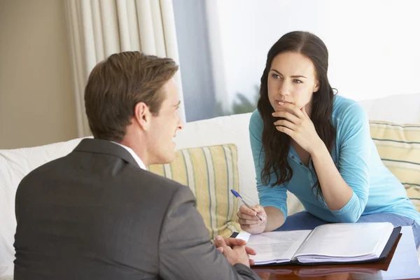 Mujer reunión con asesor financiero — Foto de Stock