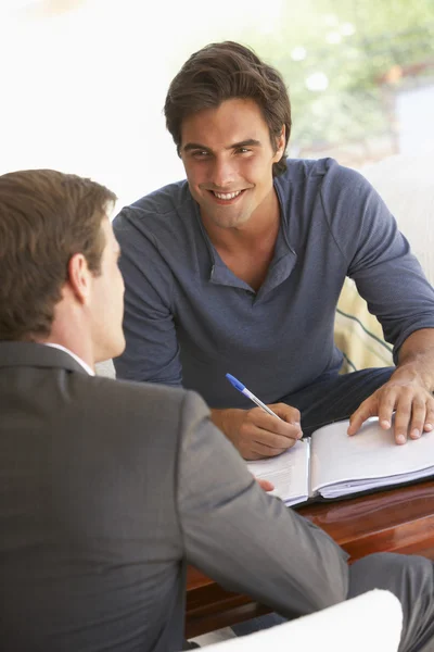 Reunión de hombres con asesor financiero — Foto de Stock