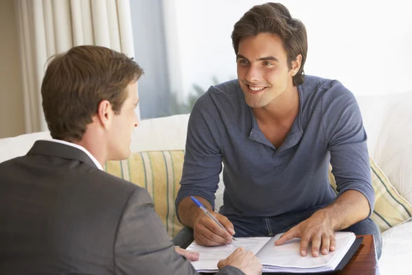 Mann trifft Finanzberater — Stockfoto