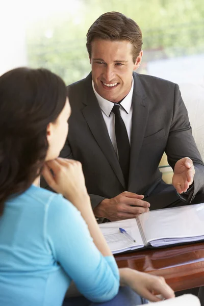 Frau trifft sich mit Finanzberater — Stockfoto