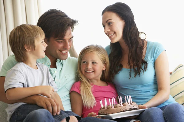Familj firar födelsedag hemma — Stockfoto