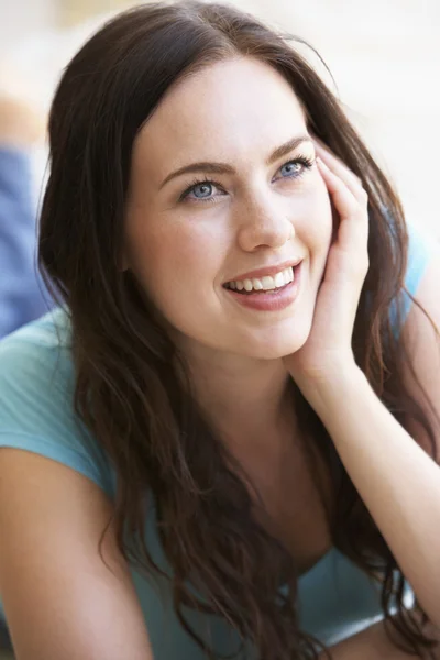 Mujer joven relajante — Foto de Stock