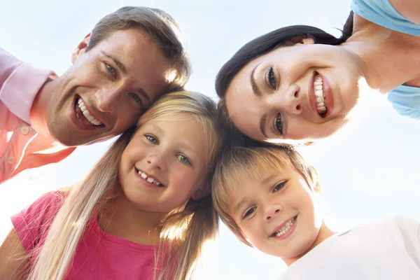 Famille regardant vers le bas dans la caméra — Photo