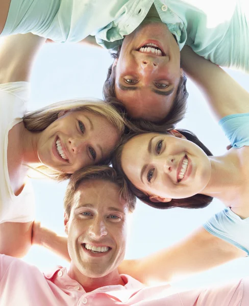 Vänner ser ned i kameran — Stockfoto