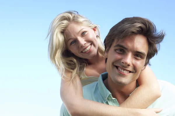 Jovem casal se divertindo — Fotografia de Stock