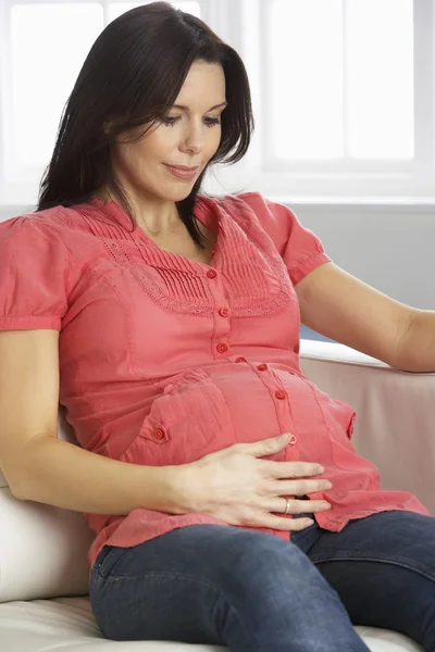 Zwangere vrouw ontspannen thuis — Stockfoto