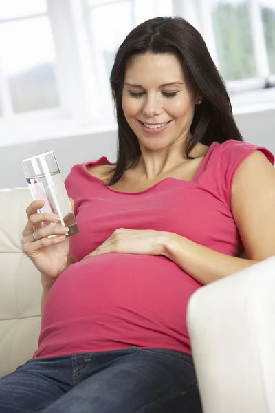 Mujer embarazada bebiendo vaso de agua — Foto de Stock