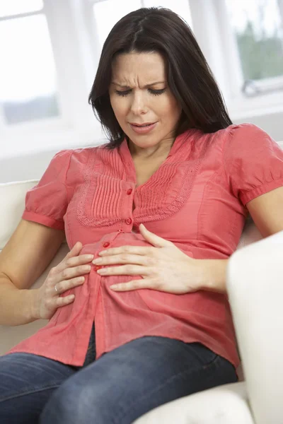 Betrokken zwangere vrouw thuis — Stockfoto