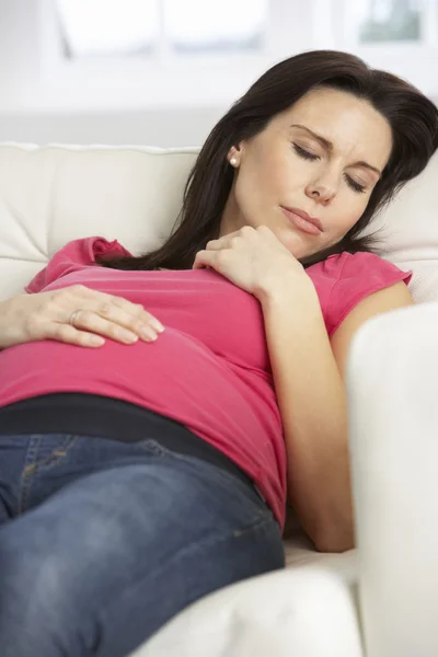 Gravid kvinna vilar hemma — Stockfoto