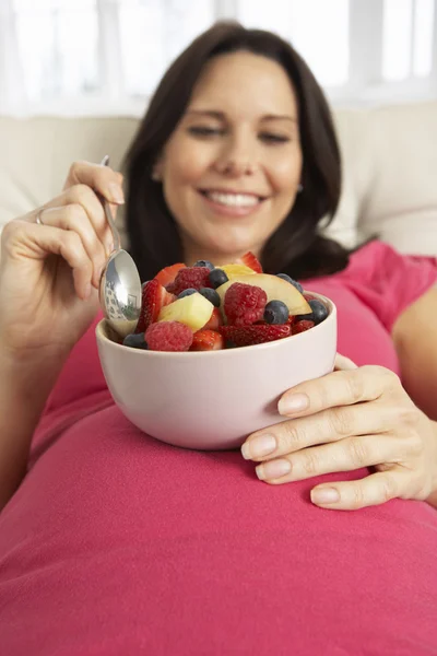 Kobieta w ciąży jedzenie miska sałatki owocowe — Zdjęcie stockowe