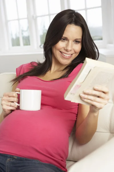 怀孕的女人读的书 — 图库照片