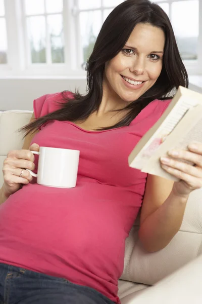 Zwangere vrouw lezing boek — Stockfoto