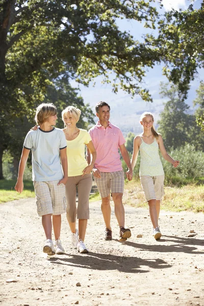 Família caminhando pelo campo — Fotografia de Stock