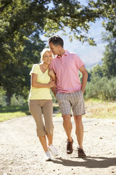 Coppia a piedi attraverso la campagna — Foto Stock