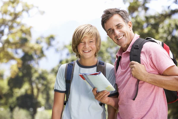 Père et Fils marchant à travers la campagne — Photo