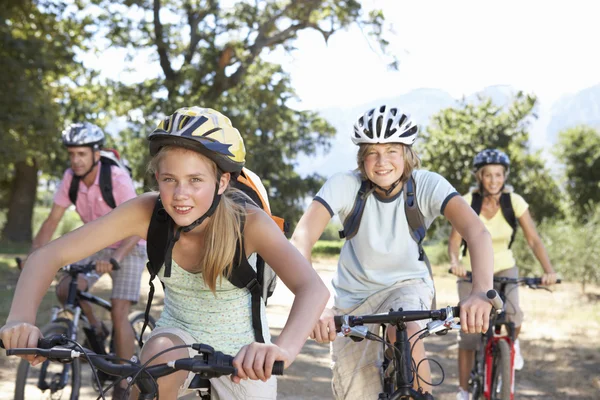 Famiglia in bicicletta attraverso la campagna — Foto Stock