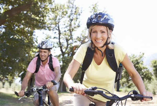 Couple Cycling Through Countryside — Stock Photo, Image