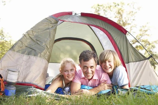 Pai com filhos no acampamento — Fotografia de Stock