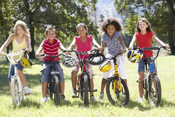 Grup çocuk bisiklet sürme — Stok fotoğraf