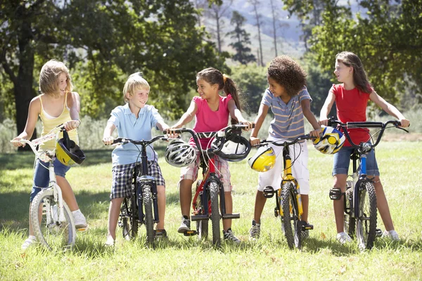 Gruppo di bambini Equitazione Biciclette — Foto Stock