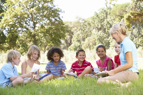 Kinderen met kunst les met instructeur — Stockfoto