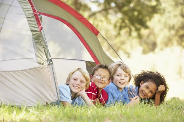 Jungengruppe hat Spaß im Zelt — Stockfoto