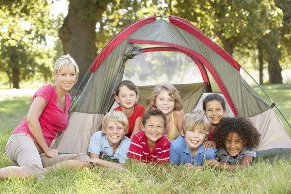 Kinder mit Mutter haben Spaß im Zelt — Stockfoto