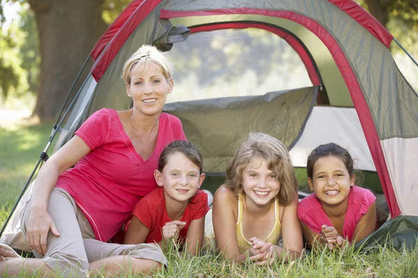 Mädchen mit Mutter haben Spaß im Zelt — Stockfoto