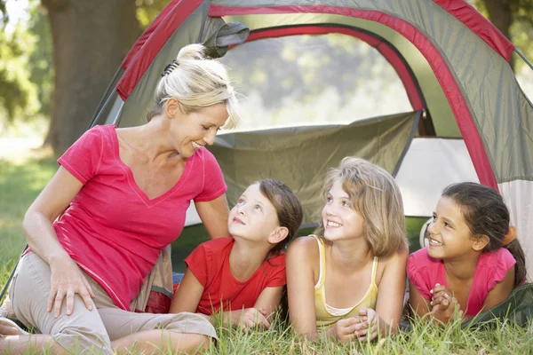 Meninas com a mãe se divertindo na tenda — Fotografia de Stock