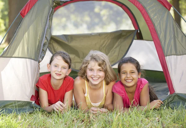 Meninas se divertindo na tenda no campo — Fotografia de Stock