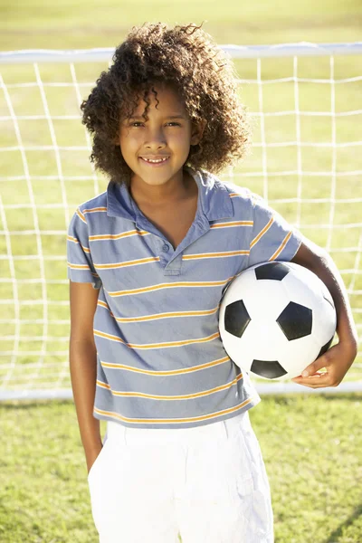 Jonge jongen met voetbal — Stockfoto