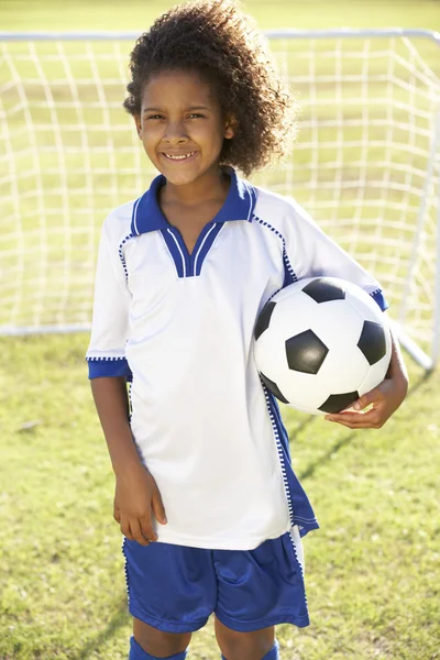 目標に立ってサッカー キットの少年 — ストック写真