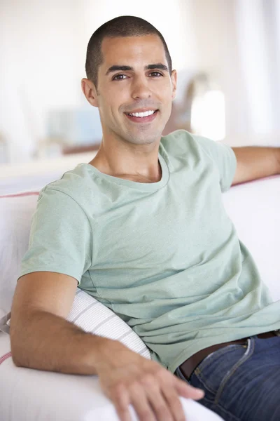 Hombre joven relajándose en casa — Foto de Stock