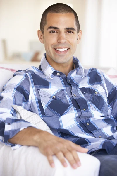 Hombre joven relajándose en casa — Foto de Stock