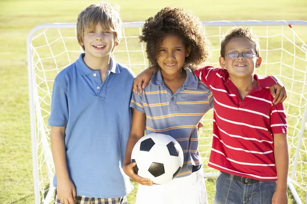 Ragazzi con pallone da calcio in piedi per obiettivo — Foto Stock