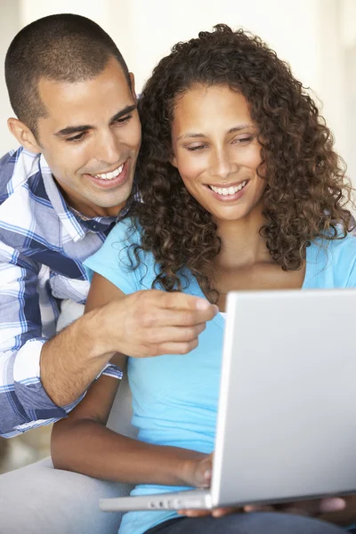 Couple utilisant un ordinateur portable à la maison — Photo