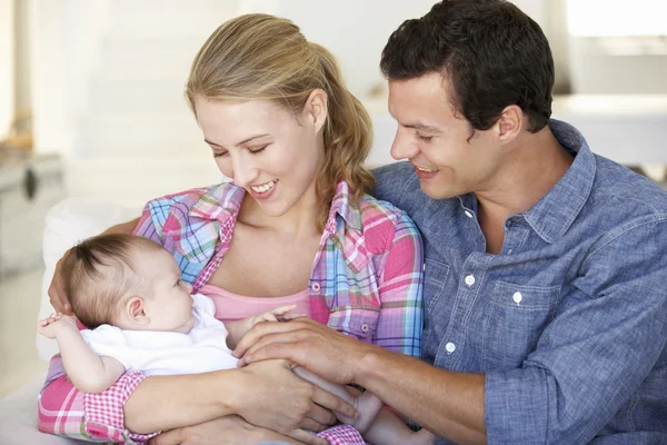 Familia con bebé relajante en casa —  Fotos de Stock