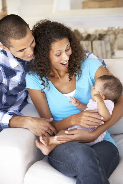 Família com bebê relaxante em casa — Fotografia de Stock